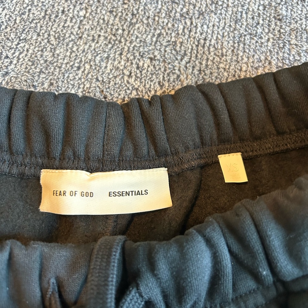 Fear of God Essentials Classic Sweatshort
Jet Black SS25 Size XS - Picture 3 of 8
